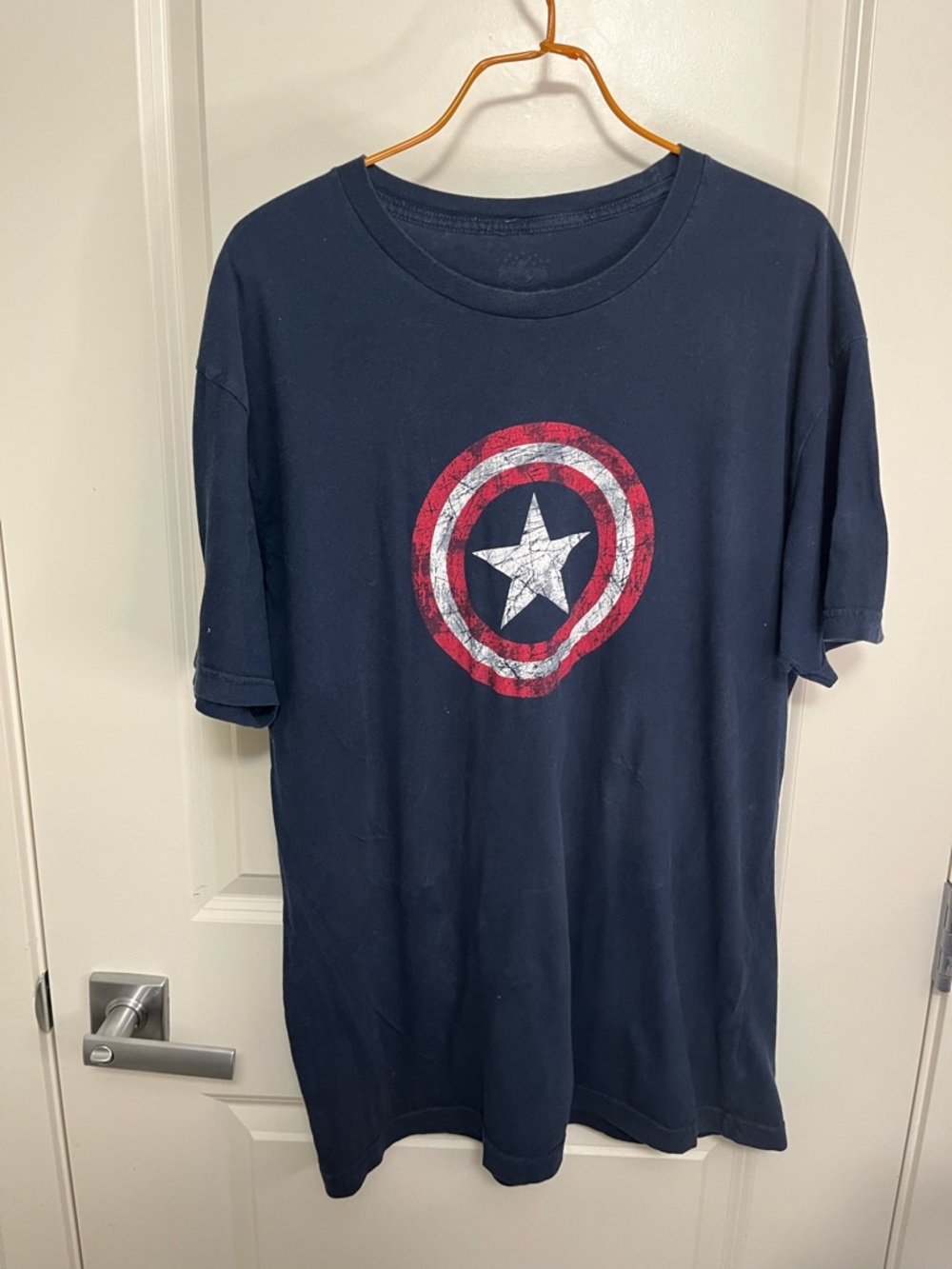 Marvel Captain America Men's Navy Graphic T-Shirt in size L